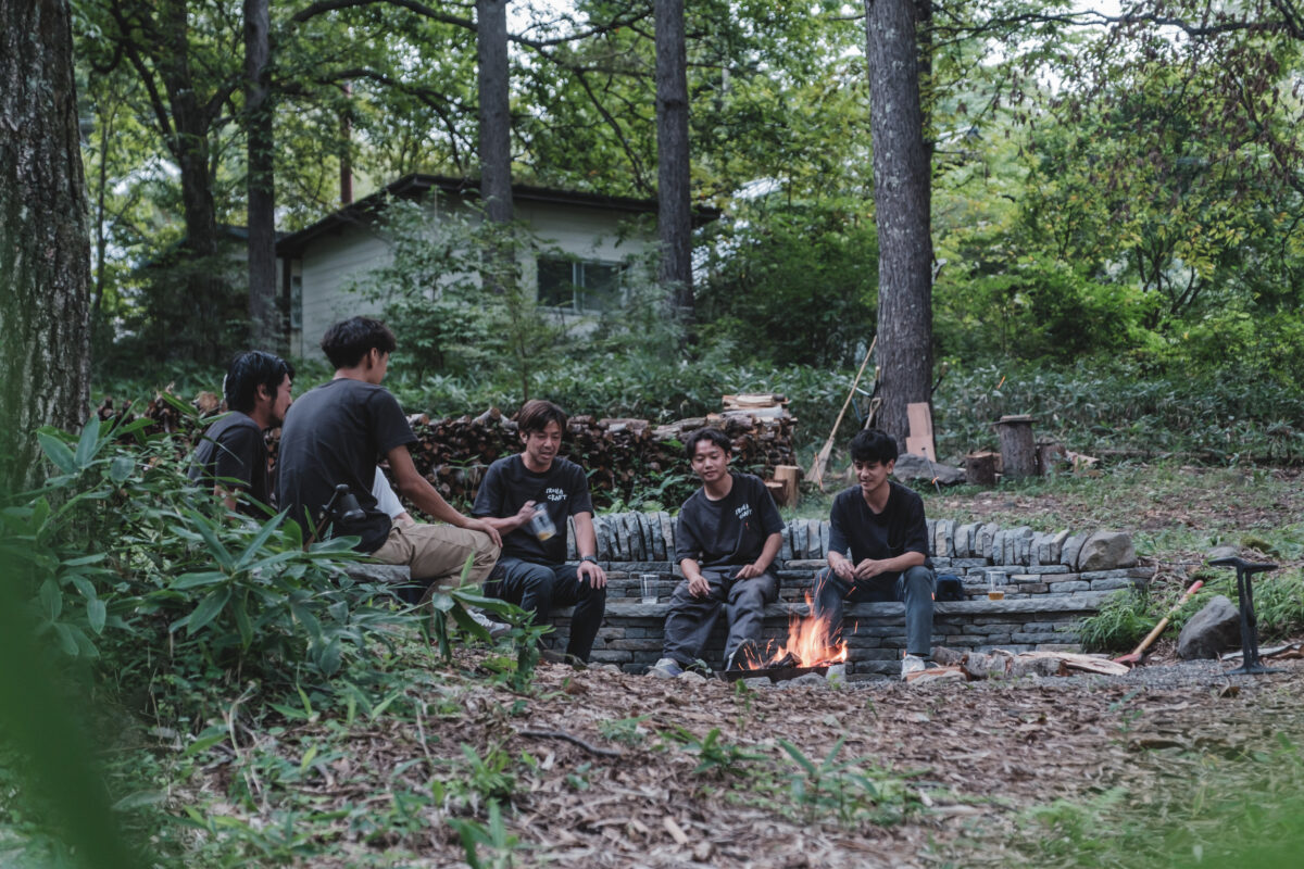 焚火を囲んで